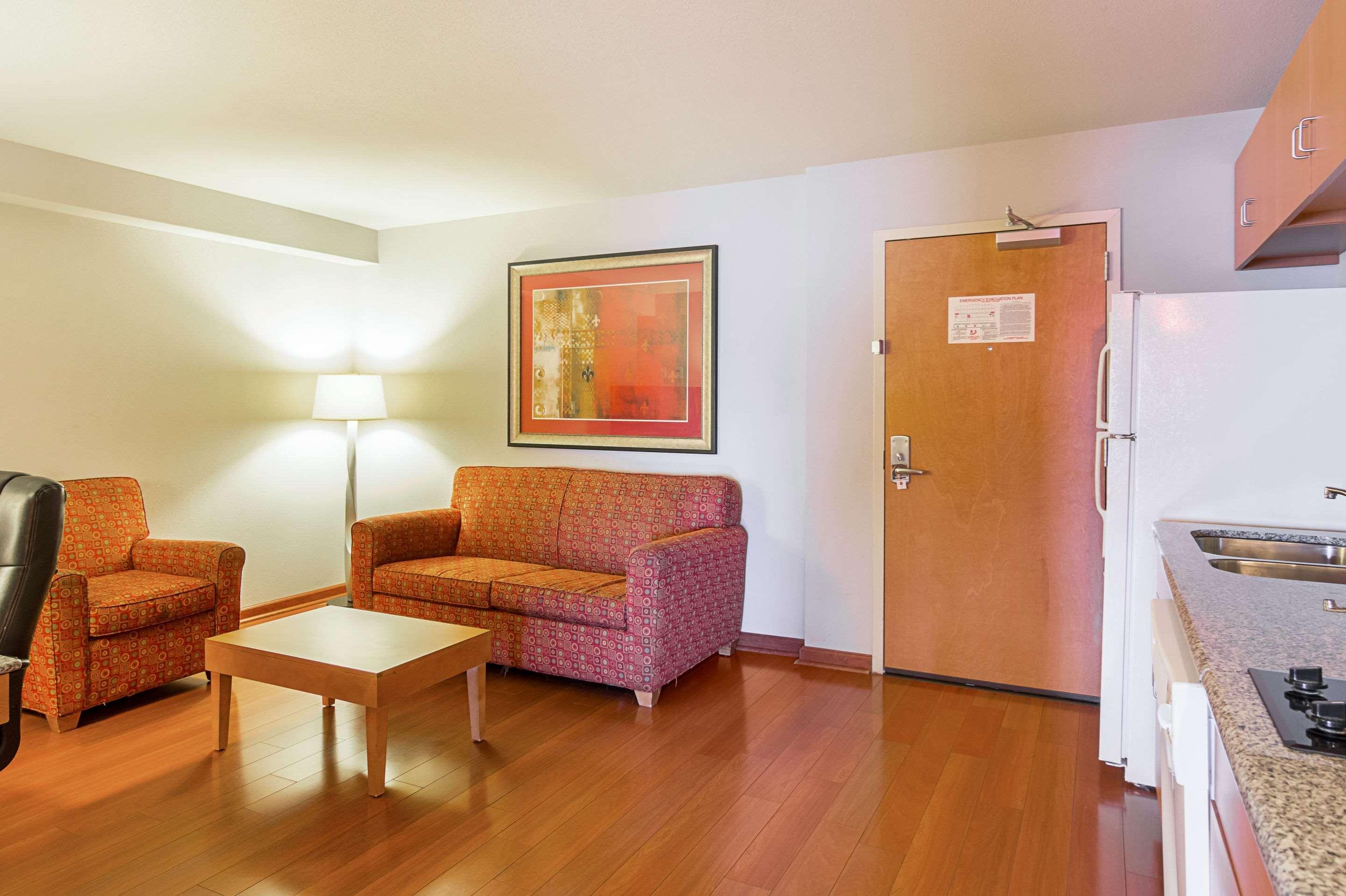 คอมฟอร์ต สวีท แอท เวอร์จิเนีย เซ็นเตอร์ คอมมอน Hotel เกลน อัลเลน ภายนอก รูปภาพ