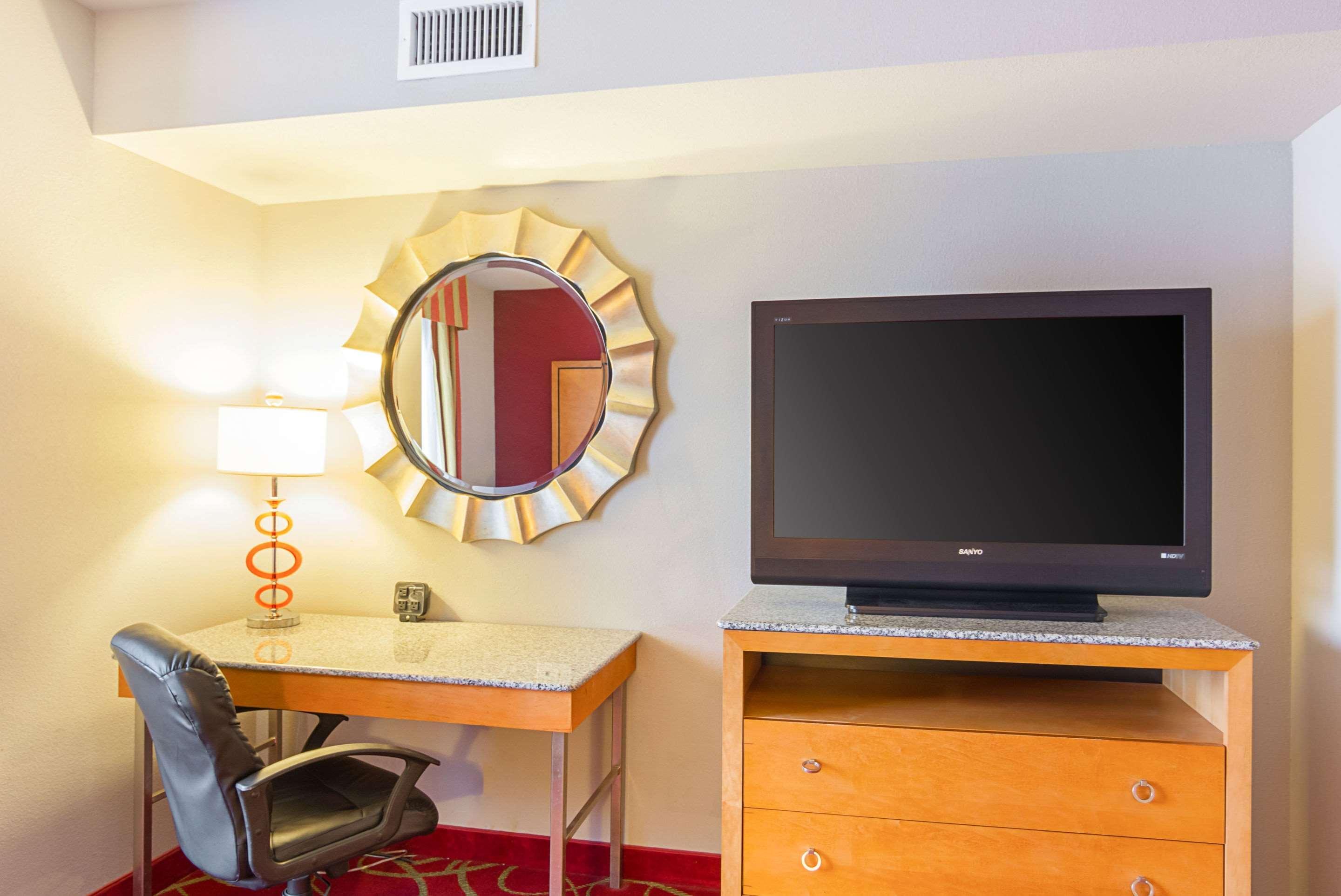 คอมฟอร์ต สวีท แอท เวอร์จิเนีย เซ็นเตอร์ คอมมอน Hotel เกลน อัลเลน ภายนอก รูปภาพ