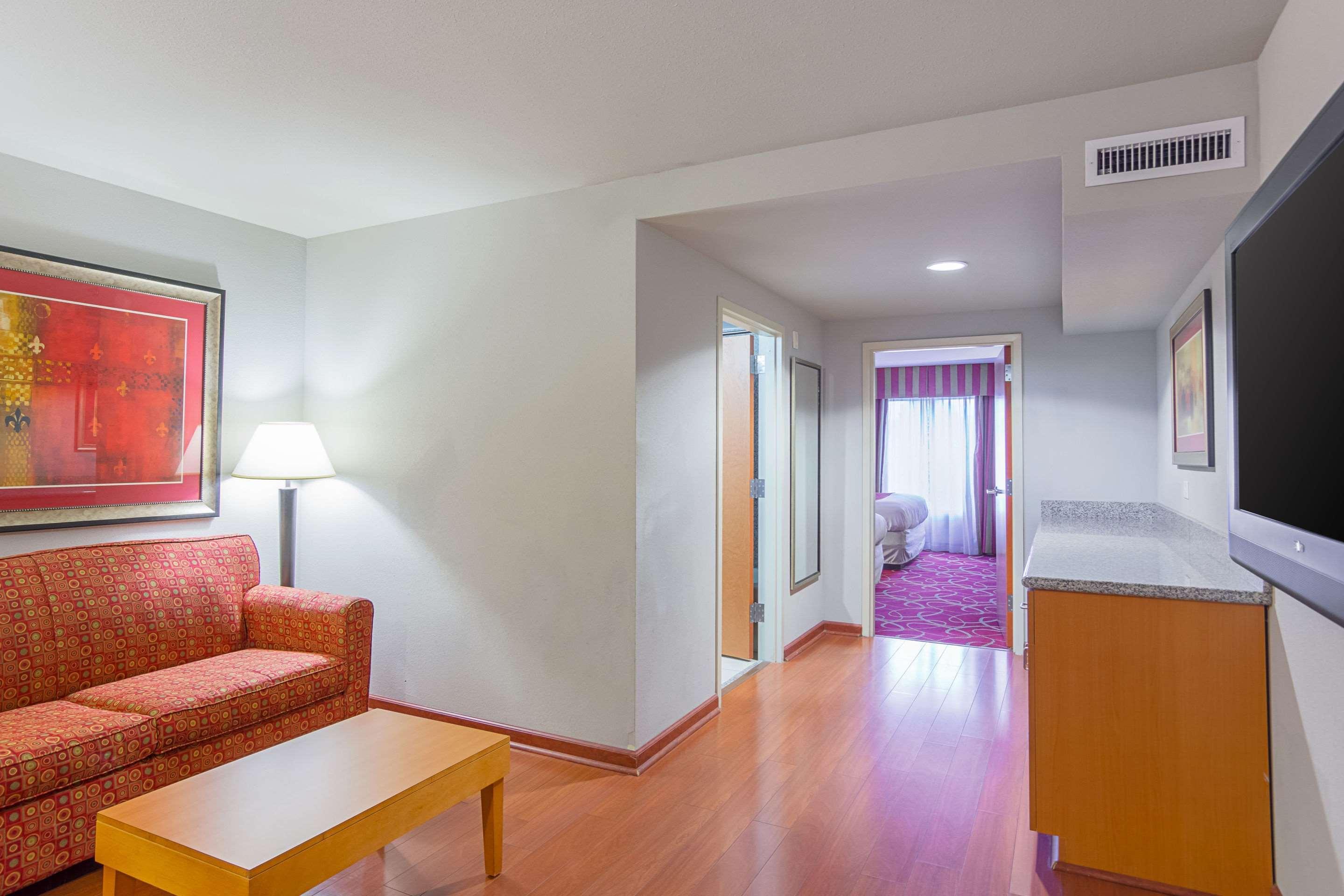 คอมฟอร์ต สวีท แอท เวอร์จิเนีย เซ็นเตอร์ คอมมอน Hotel เกลน อัลเลน ภายนอก รูปภาพ