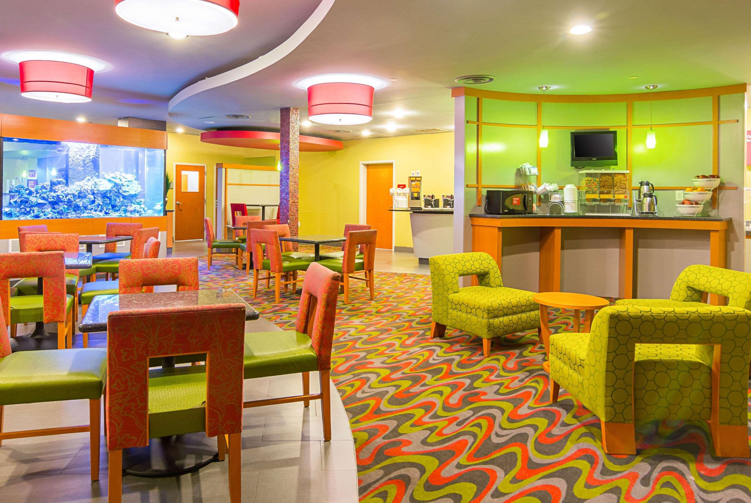 คอมฟอร์ต สวีท แอท เวอร์จิเนีย เซ็นเตอร์ คอมมอน Hotel เกลน อัลเลน ภายนอก รูปภาพ
