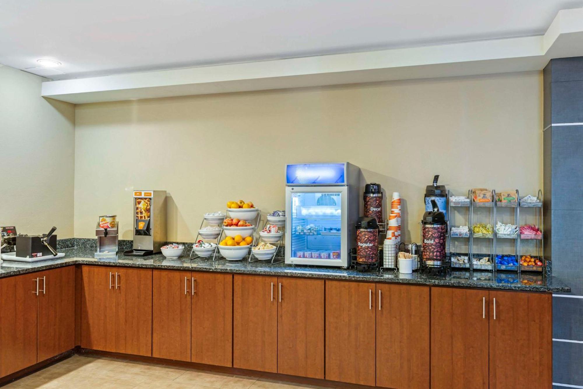 คอมฟอร์ต สวีท แอท เวอร์จิเนีย เซ็นเตอร์ คอมมอน Hotel เกลน อัลเลน ภายนอก รูปภาพ